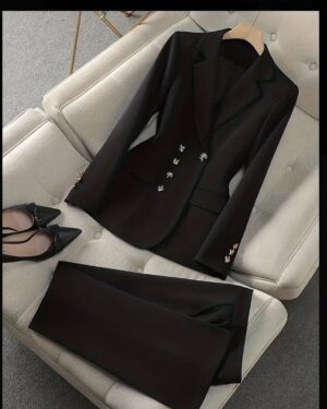 کت و شلوار زنانه تمام مزونی شیوا | ظرافتی که با قدرت همراه است